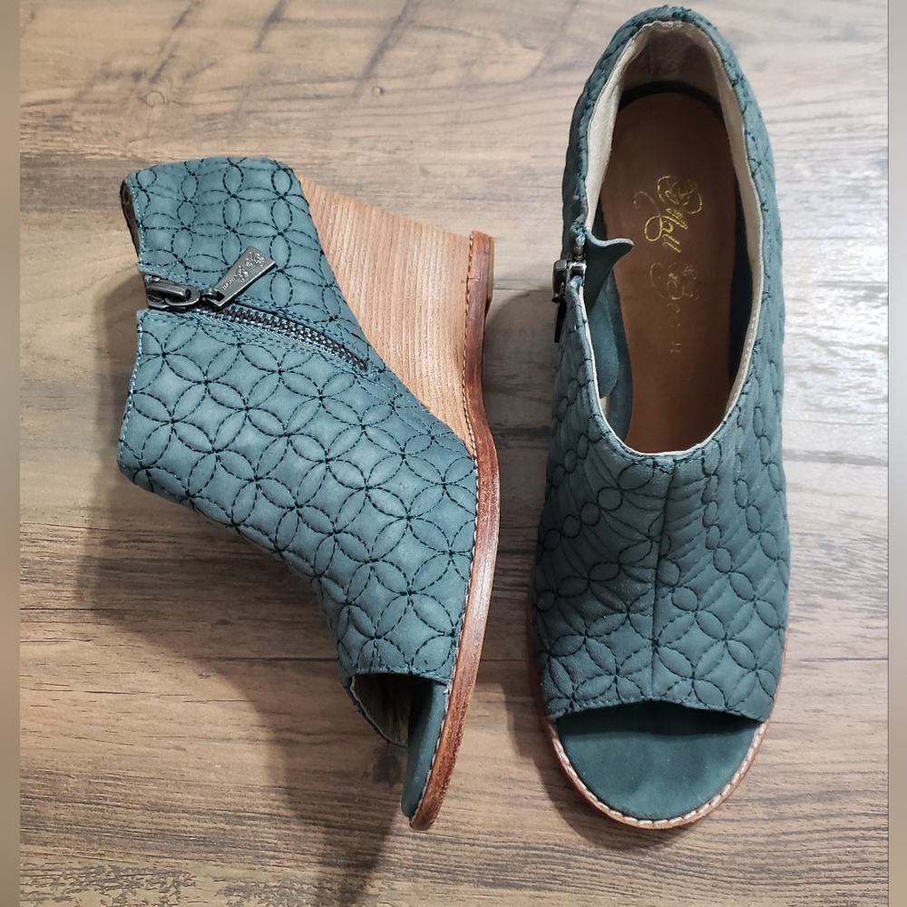 Matt Bernson Women's Sahara Vero Cuoio Open-Toe Wedge Ankle Bootie Teal Size 6